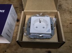 SWP86-01OG Electrical Socket in Original Packaging White schuko-type SWP86-01OG electrical socket in a box, wrapped in protective foil.