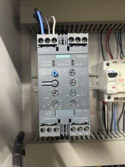 Softstart Siemens SIRIUS zamontowany w szafie sterowniczej.