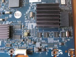 Zbliżenie na płytę PCB z radiatorami, układami scalonymi i złączem; widoczne oznaczenia FT28 i Samsung.