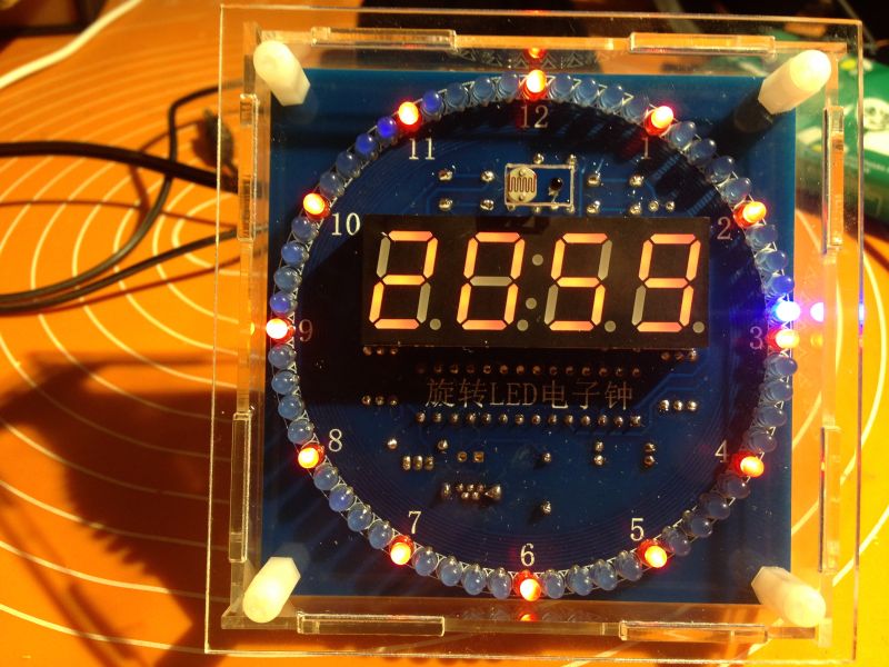 Świecąca karuzela albo inaczej zegarek z sekundnikiem innym niż zwykle. Studio Clock.