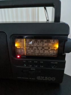 Jak podłączyć diody do podświetlenia tablicy radia?