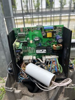 Jaki to napęd do bramy i jakie elementy były w spalonych obszarach PCB?