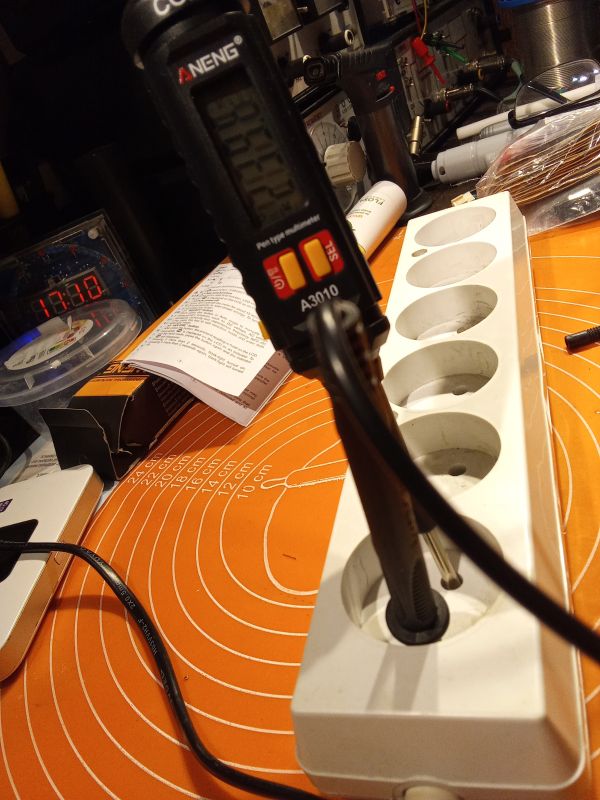 Multimetr ANENG A3010 na biurku wpięty w przedłużacz