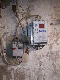 Falownik Lenze eSMD - błąd LC, zablokowany autostart, sygnał 12V między 20 a 28