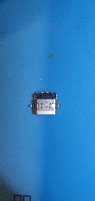 Zdjęcie złącza USB-C widzianego z góry na niebieskim tle.