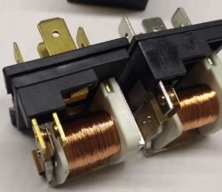 Zbliżenie na cewki elektromagnetyczne w przekaźnikach Meishuo.