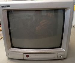 Telewizor kineskopowy Daewoo K14C5GT z szarym obudowaniem i dużą matową szybą.