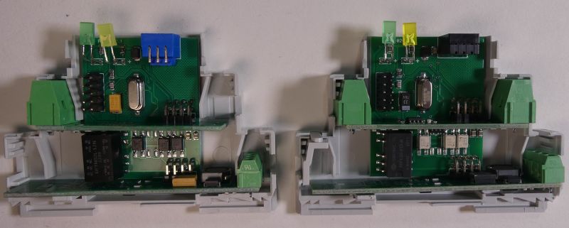 Dwa moduły elektroniczne w plastikowej obudowie przeznaczone do montażu na szynie DIN, widoczne od góry z odkrytymi płytkami drukowanymi i elementami elektronicznymi.