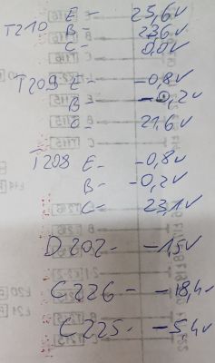 Notatki z pomiarów napięć na tranzystorach i kondensatorach.