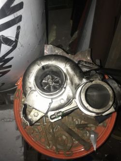 Jakie przyczyny uszkodzenia turbosprężarki w VW Crafter 2.5 TDI?