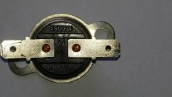 Termostat KSD301 z dwoma miedzianymi złączami na metalowej podstawie