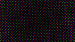 Zbliżenie na strukturę subpikseli w kolorach czerwonym, zielonym i niebieskim.