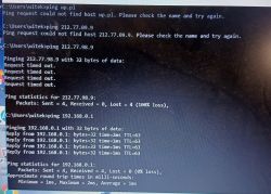 Okno wiersza polecenia Windows z wynikami poleceń ping do różnych adresów, brak odpowiedzi z Internetu, odpowiedź z routera.