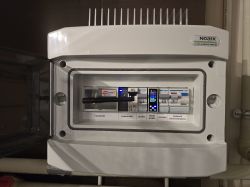 Rozdzielnica elektryczna z modułami i wyłącznikami.