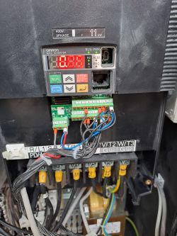 Wyświetlacz falownika Omron MX2 Inverter z kodem błędu E13.1.