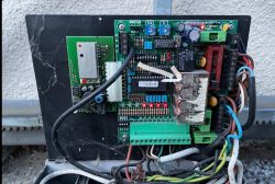 Płytka elektroniczna napędu bramy Beninca z widocznymi komponentami i oznaczeniami.