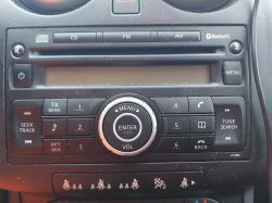 Panel sterowania radia samochodowego z przyciskami i pokrętłem.