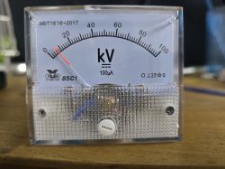 Analogowy panelowy miernik kV 0–100 z czerwonym wskazaniem, model 85C1 w przezroczystej obudowie
