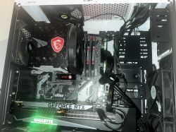 Wnętrze komputera z kartą graficzną Gigabyte RTX 3070 Ti w obudowie SilentiumPC.