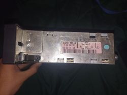 Widok z góry na jednostkę car audio marki Audi z oznaczeniami modelu i numerem seryjnym.