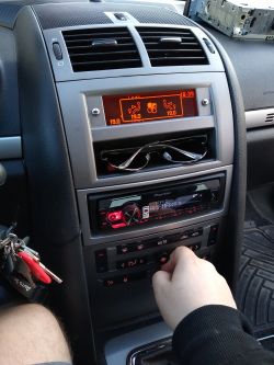 Czy podane niżej radio pasuje do Peugeota 407?