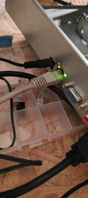 Port Ethernet z podłączonym kablem sieciowym i świecącą diodą na rejestratorze monitoringu