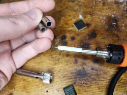 Lutownica hot air Preciva na drewnianym stole z widocznymi akcesoriami.