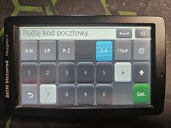 Ekran nawigacji BMW Motorrad Navigator V z opcjami wprowadzania kodu pocztowego.