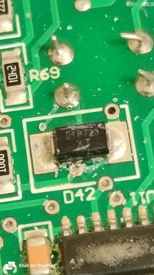Zbliżenie na płytkę drukowaną z widocznym elementem oznaczonym jako BP723 XT.