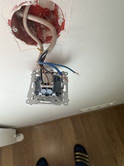 Podłączenie nowego włącznika do rolet - problem ze sterowaniem (kabelki: czarny, brąz, niebieski)
