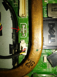Dell n5040 - Zerwane ścieżki na płycie głównej po usunięciu gniazda taśmy Dell n5040 - Zerwane ścieżki na płycie głównej po usunięciu gniazda taśmy
