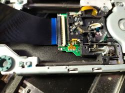 Sony PS3 super slim - Działanie optyki i wrzeciona przy odczycie płyty Blu-ray/DVD