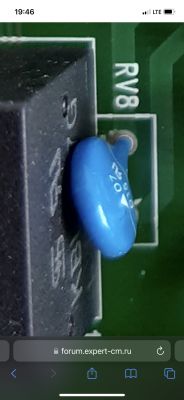 Zbliżenie na komponent elektroniczny na zielonej płytce z oznaczeniem RV8 i niebieskim elementem z numerem 07.