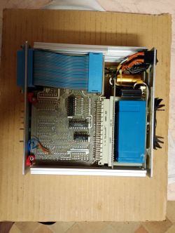 Wnętrze urządzenia elektronicznego z płytką PCB, taśmą połączeniową i transformatorami