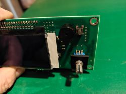 Zbliżenie na wyświetlacz LCD z enkoderem EC11 zamontowanym na zielonej płytce PCB