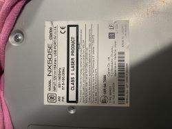 Etykieta informacyjna na radiu Clarion NX505E z danymi technicznymi i numerem seryjnym