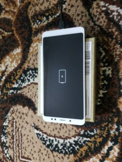 Smartfon Xiaomi Redmi 5 po zalaniu - problem z uruchomieniem, wymiana płyty PCB, ładowanie