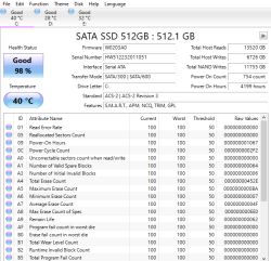 Stan dysku SSD SATA 512GB – dane SMART Zrzut ekranu programu monitorującego stan dysku SSD SATA o pojemności 512 GB z informacjami SMART.