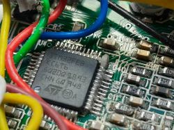Zbliżenie na płytkę PCB z mikroprocesorem STM32 na e-rowerze.