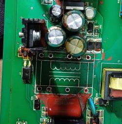 Płyta elektroniczna z miejscem na transformator.
