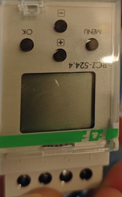 Zbliżenie na timer PCZ-524.4 z czterema przyciskami i nieaktywnym wyświetlaczem LCD.
