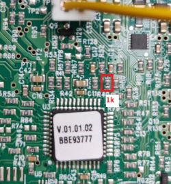Zbliżenie płytki PCB z układem scalonym z etykietą „V.01.01.02 BBE93777” i zaznaczonym rezystorem „1k”