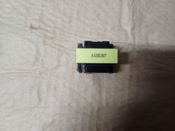 Transformator oznaczony numerem 6.6200.007 na tle tektury.
