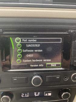 Bildschirm des Navigationssystems im Auto mit Anzeige der Teilenummer, Softwareversion und Hardwareversion.