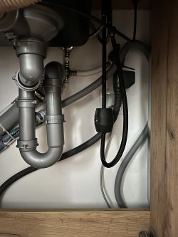 Zmywarka Electrolux: Woda z odpływu wraca do zmywarki podczas lania wody w zlewie