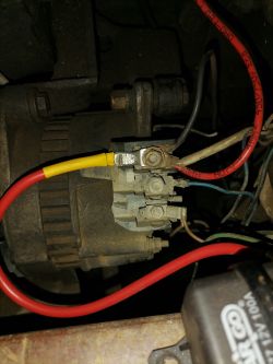 Zdjęcie pokazujące połączenia elektryczne alternatora z oznaczeniami na kostce: b+, d+, w.