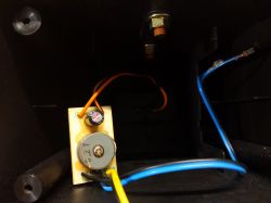 Wnętrze obudowy głośnika z widocznymi przewodami i elementami elektronicznymi