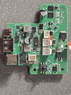 Płytka obwodu elektronicznego z komponentami.