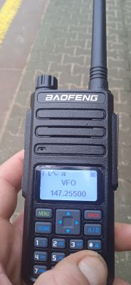 Ręczna radiostacja Baofeng z wyświetlaczem pokazującym częstotliwość 147.25500 MHz.