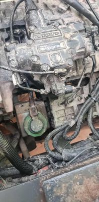 Siłownik sprzęgła i sterowanie skrzynią biegów Volvo Widok siłownika sprzęgła i sterowania skrzyni biegów Volvo z przewodami elektrycznymi
